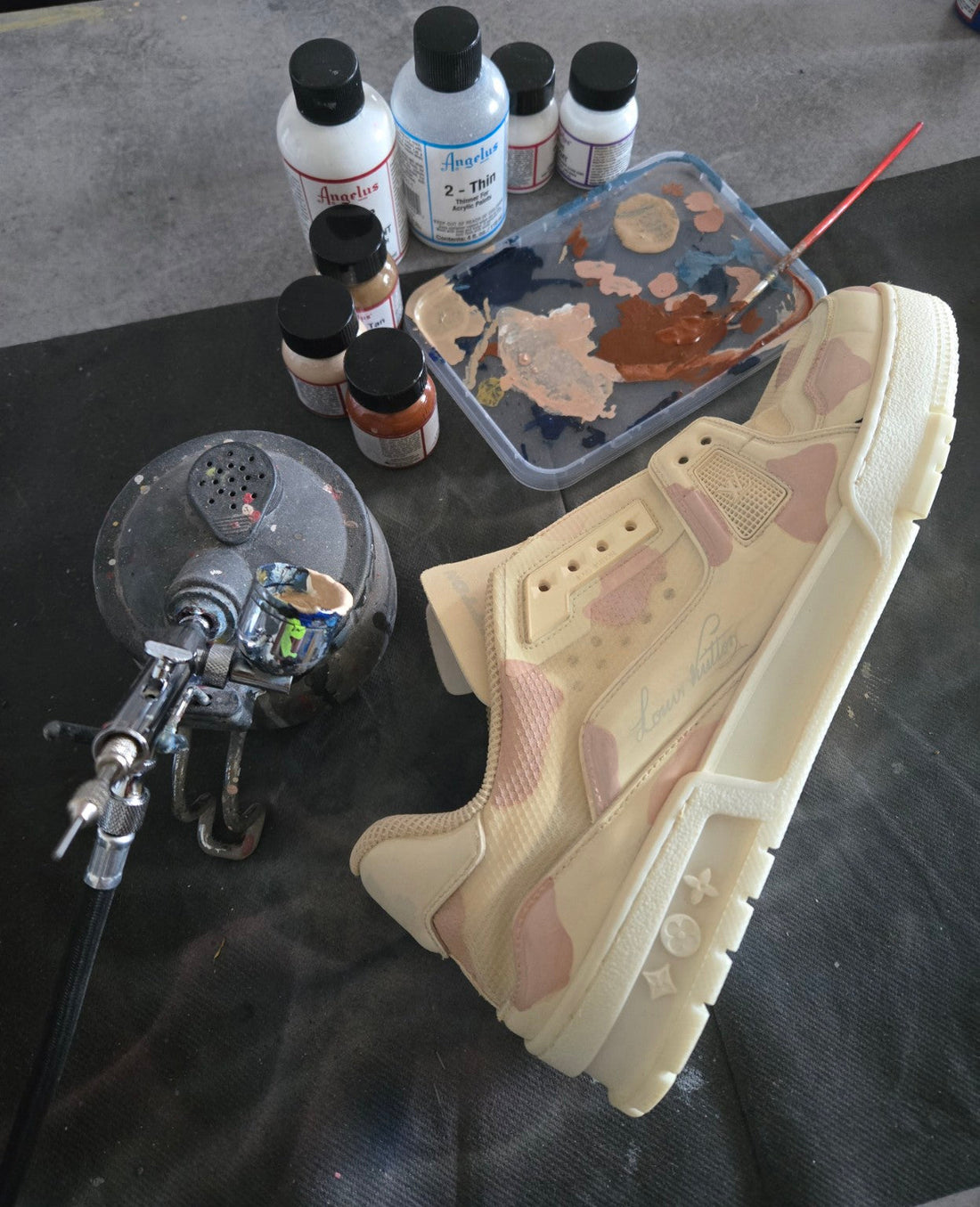 Customisation artisanale d’une sneaker Louis Vuitton dans l’atelier Sneakers Landers