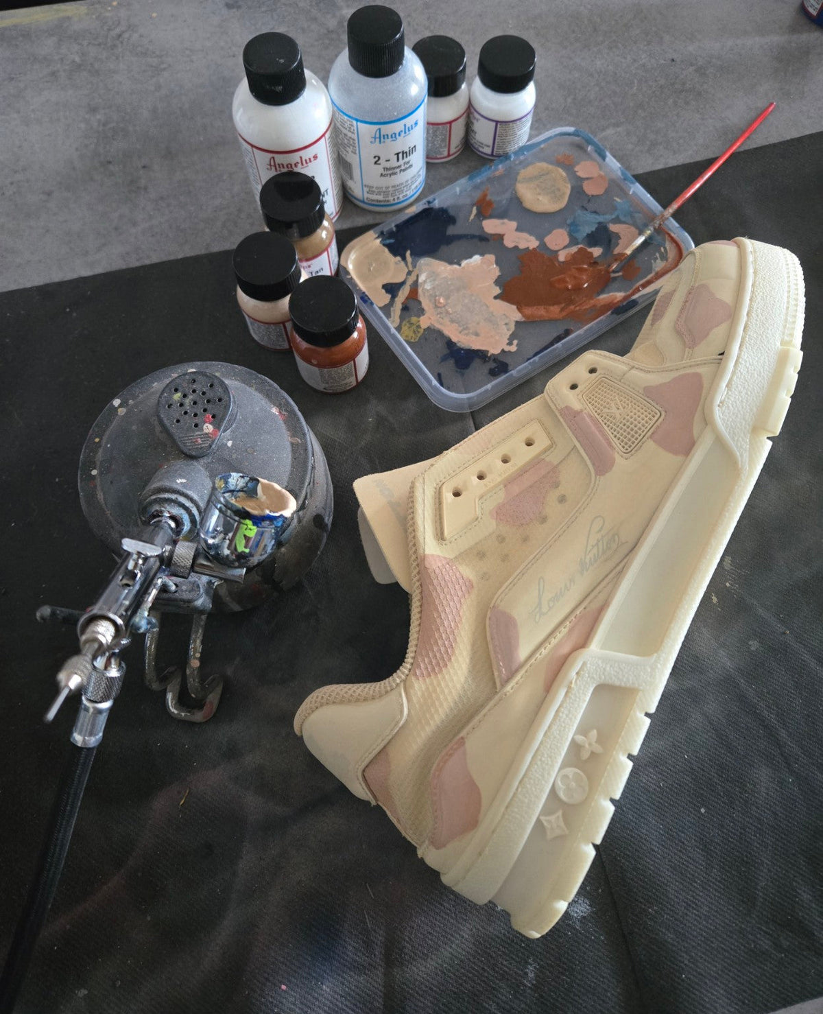 Customisation artisanale d’une sneaker Louis Vuitton dans l’atelier Sneakers Landers