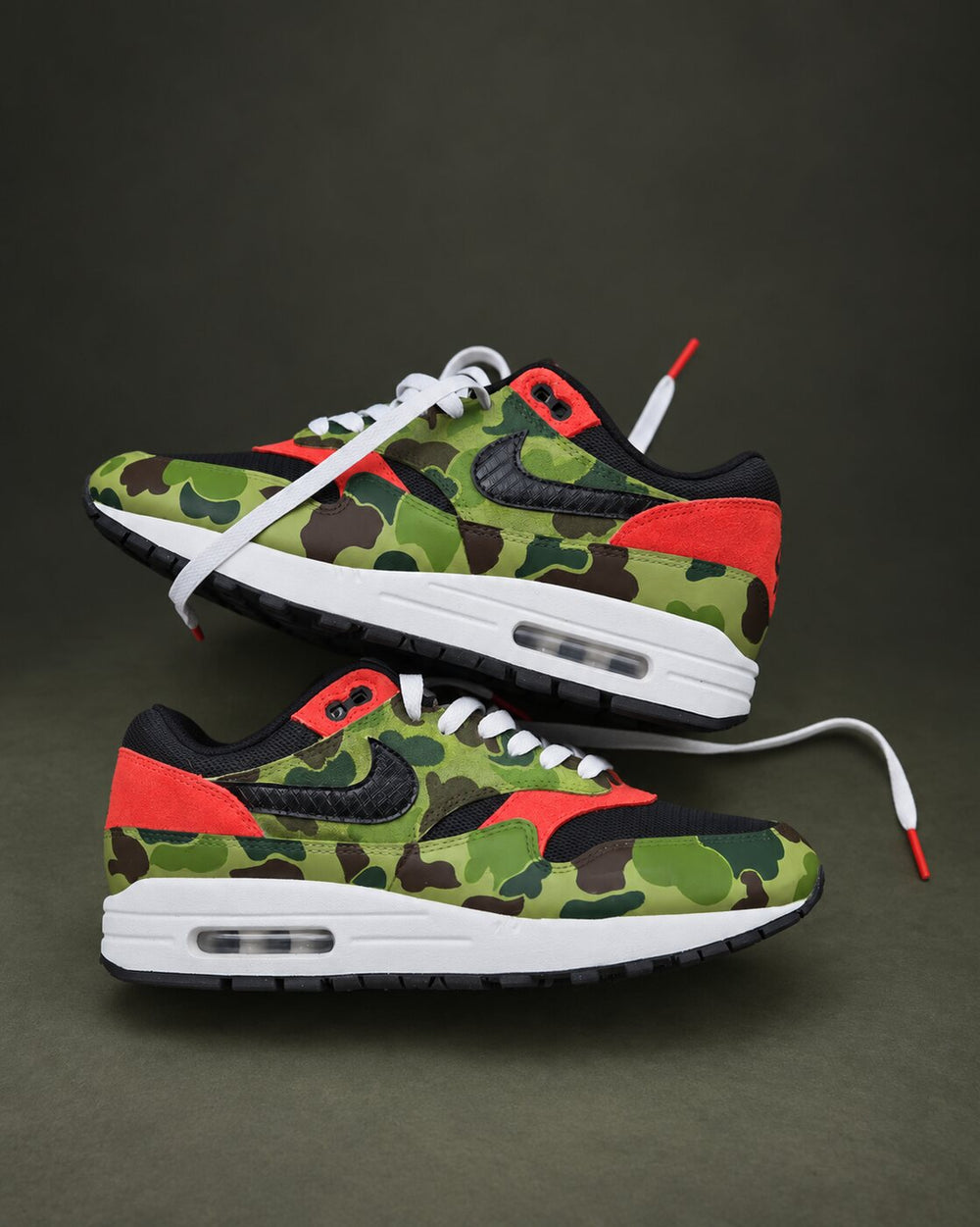 Nike Air Max camouflage verte et rouge personnalisée par Sneakers Landers