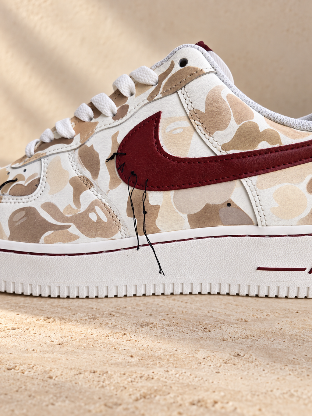 Nike Air Force 1 Desert Storm custom – détail du Swoosh bordeaux
