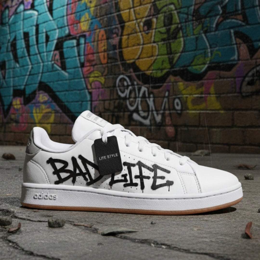 Adidas Court Sneakers Custom Peintes Bad Life Good Life – Noir & Blanc