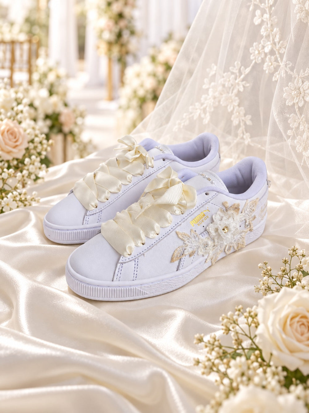 Sneakers de mariage personnalisées avec fleurs brodées, cristaux et lacets satinés ivoire